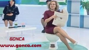 Azeri sunucu klozet üstünde program sundu